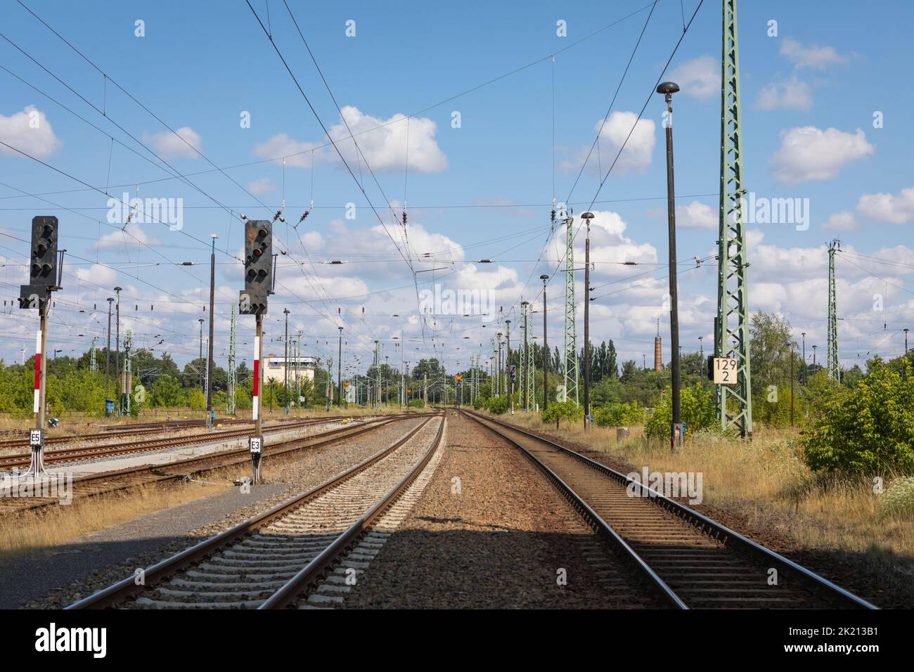 Indicazioni lungo i binari ferroviari in attesa di treni in Germania Foto Stock