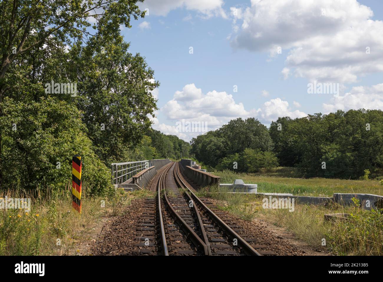 Ponte ferroviario sul fiume Neisse che attraversa il confine tra la Germania e la Polonia Foto Stock