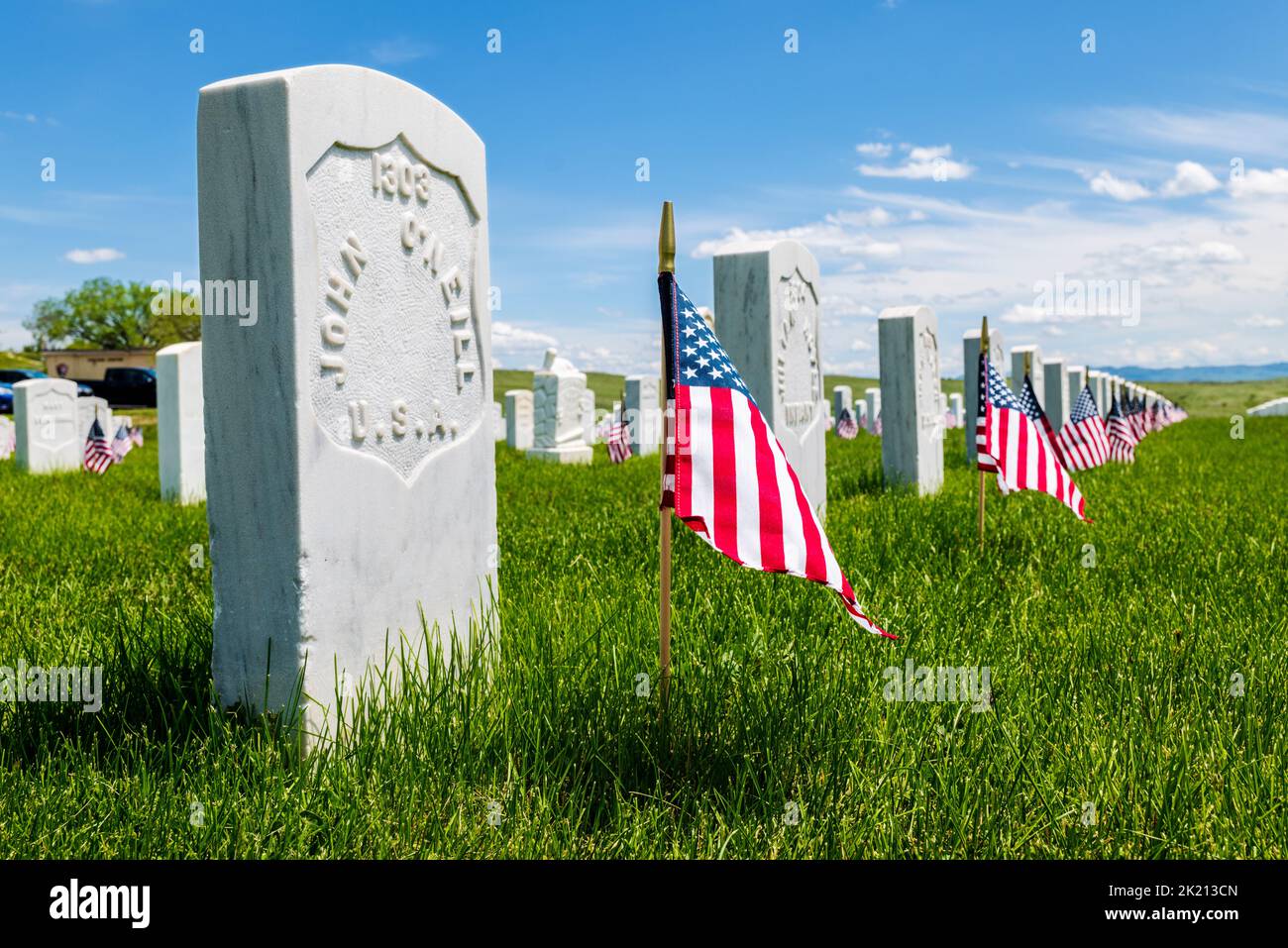 American Flags segna lapidi; Custer National Cemetery; Little Bighorn Battlefield National Monument; Montana; USA Foto Stock