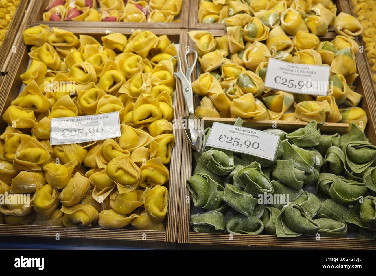 Esposizione Tortelloni Shop Bologna Italia Foto Stock