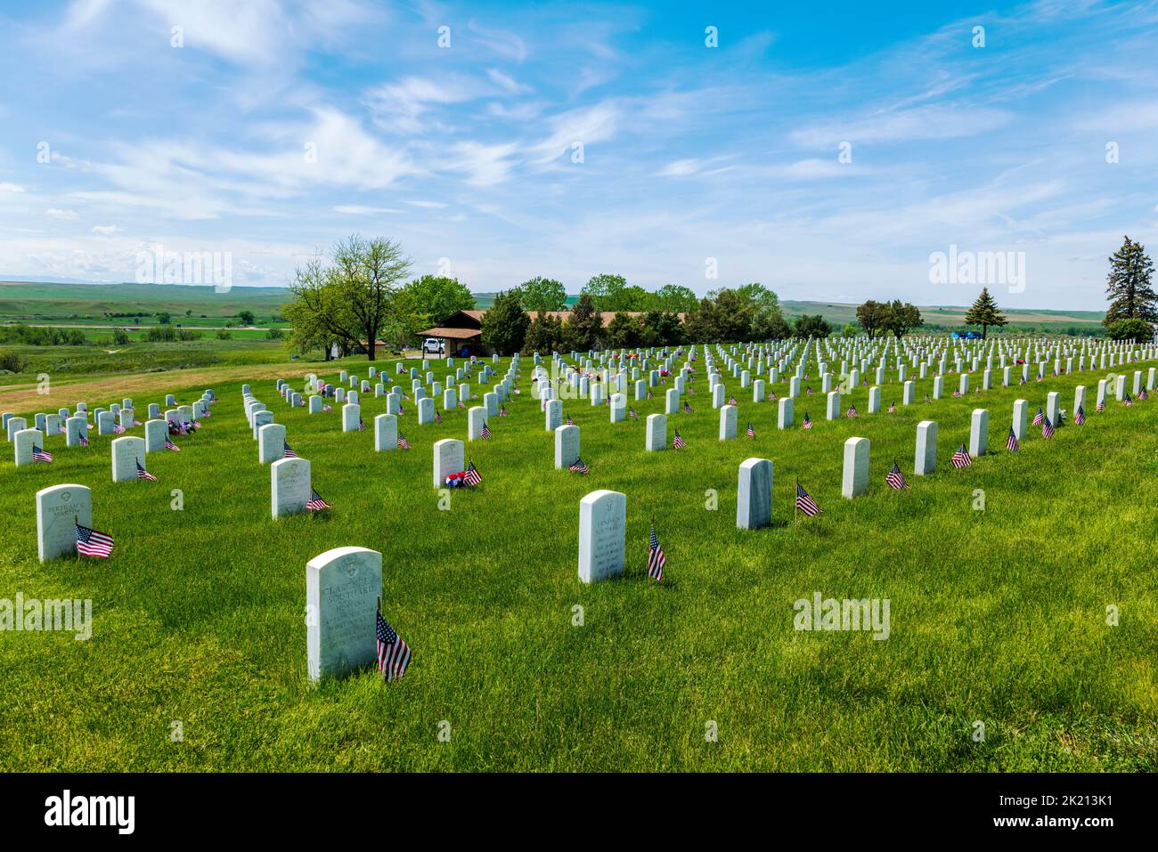 American Flags segna lapidi; Custer National Cemetery; Little Bighorn Battlefield National Monument; Montana; USA Foto Stock