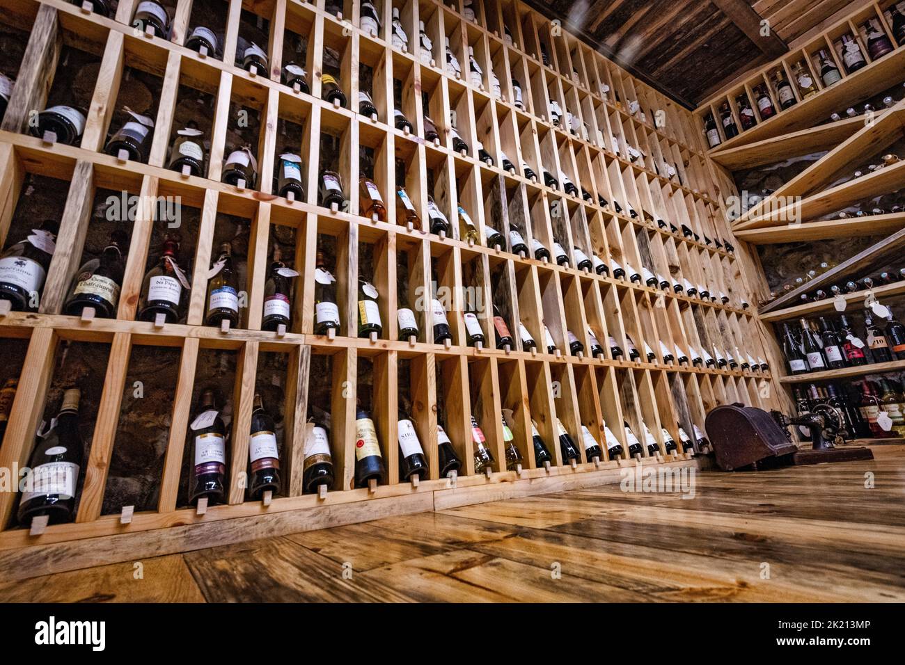 Un'inquadratura a basso angolo di un deposito sotterraneo in un deposito sotterraneo di un'azienda vinicola a Dilijan, Armenia Foto Stock