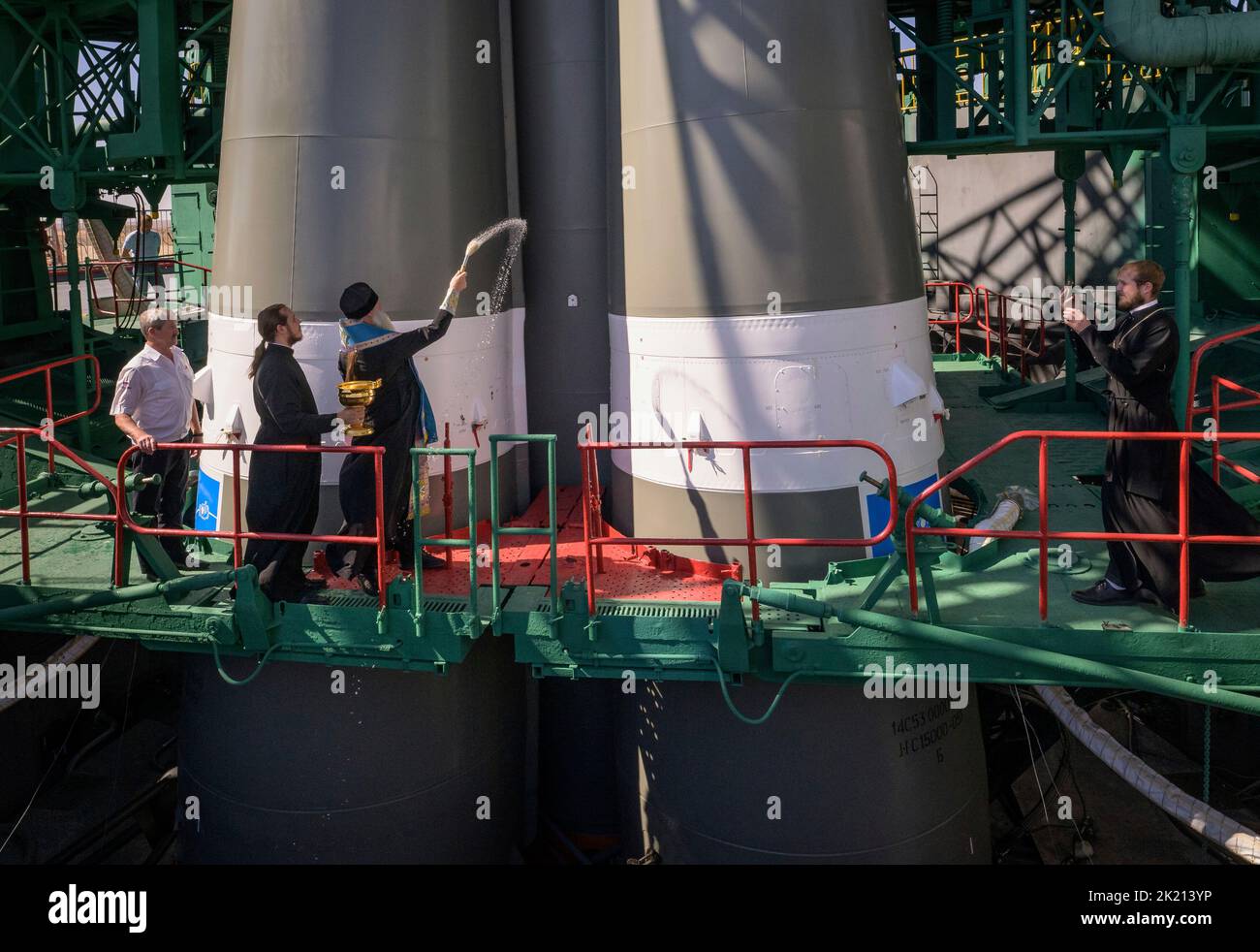 Ignatii, Vescovo russo-ortodosso, benedice il razzo Soyuz, martedì 20 settembre 2022, presso il piazzale di lancio di Baikonur Cosmodrome in Kazakistan. Spedizione 68 astronauta Frank Rubio della NASA, e cosmonauti Sergey Prokopyev e Dmitri Petelin di Roscosmos sono previsti per il lancio a bordo della loro navicella spaziale Soyuz MS-22 il 21 settembre 2022. Credito obbligatorio: Fattura Ingalls/NASA tramite CNP Foto Stock