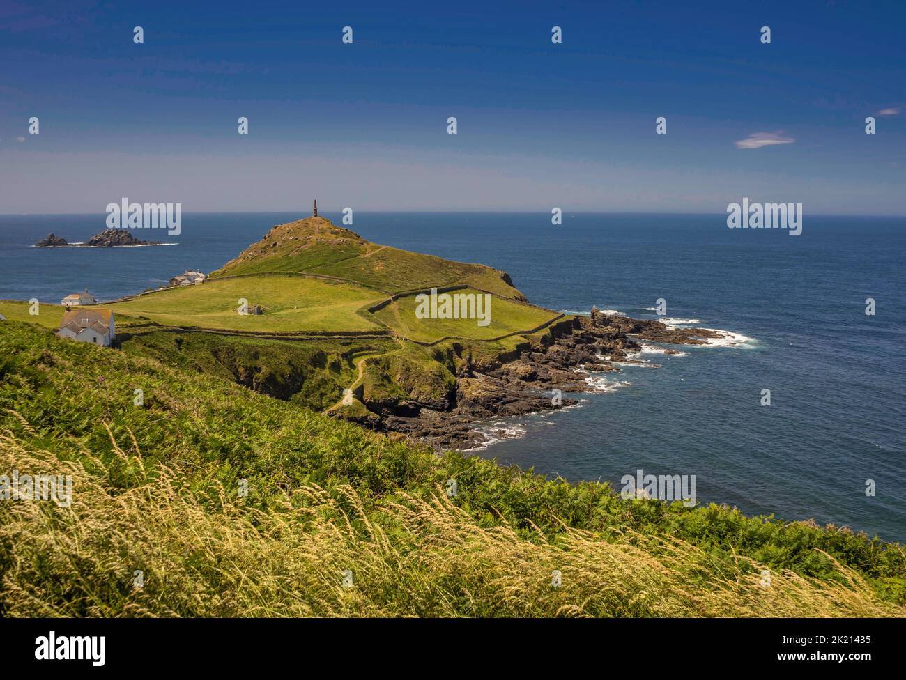 Vista soleggiata sul lato nord di Cape Cornwall sulla costa della Cornovaglia. La foto è stata scattata dal South West Coast Path in estate. Foto Stock