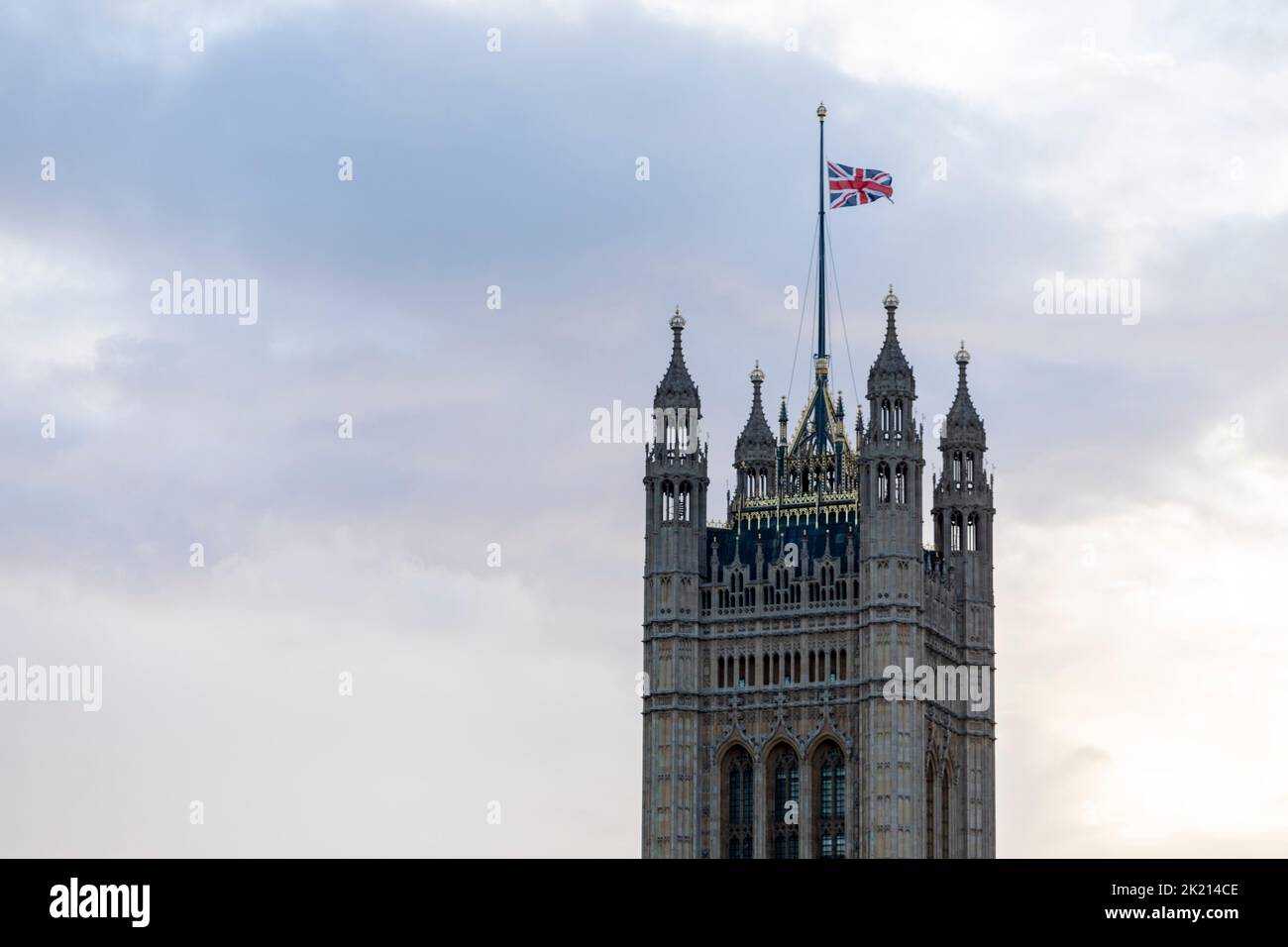 La bandiera dell’Unione al Parlamento viene abbassata a mezza altezza in seguito a un annuncio di Buckingham Palace sulla morte della regina Elisabetta II questa volta Foto Stock