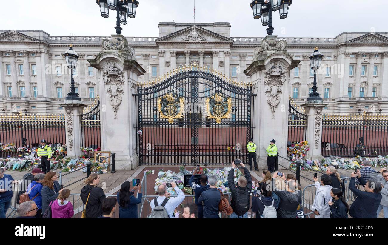 Questa mattina, dopo la morte della regina Elisabetta II, si posano fiori e corone davanti alle porte di Buckingham Palace. Flusso Foto Stock