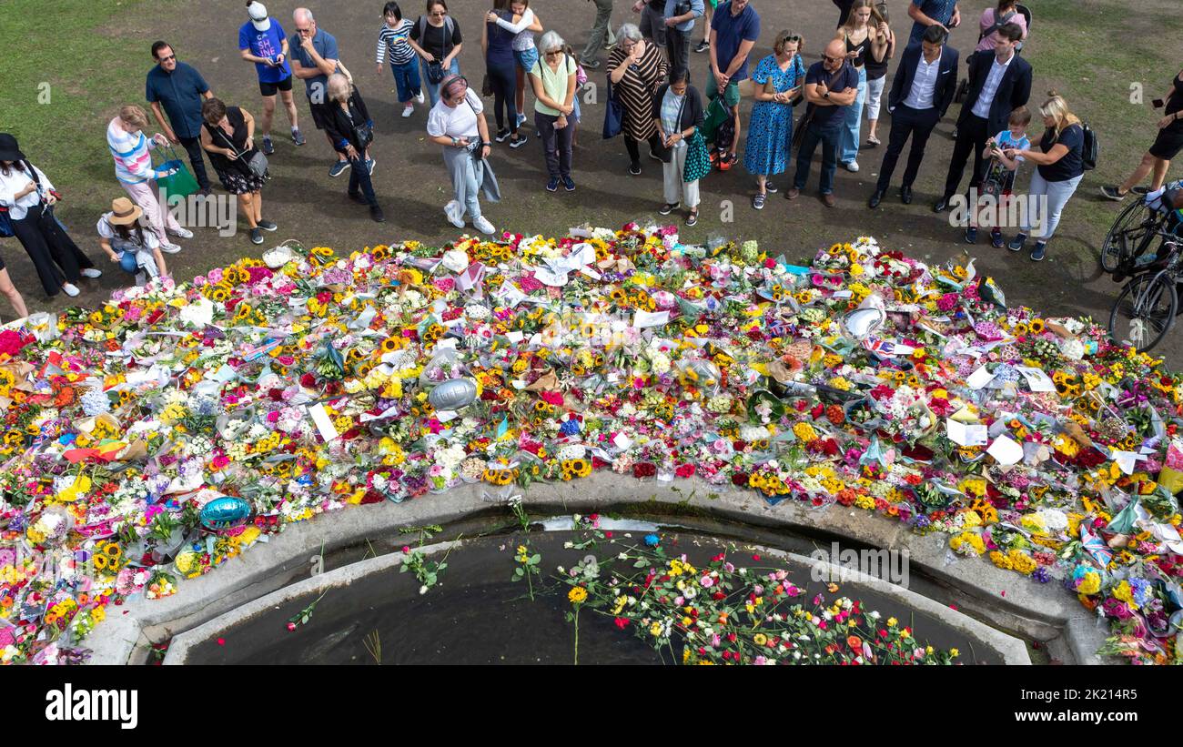 La gente continua a portare avanti i fiori per rendere omaggio alla regina Elisabetta II La nazione continua a piangere per la sua morte giovedì scorso. Nella figura: Foto Stock