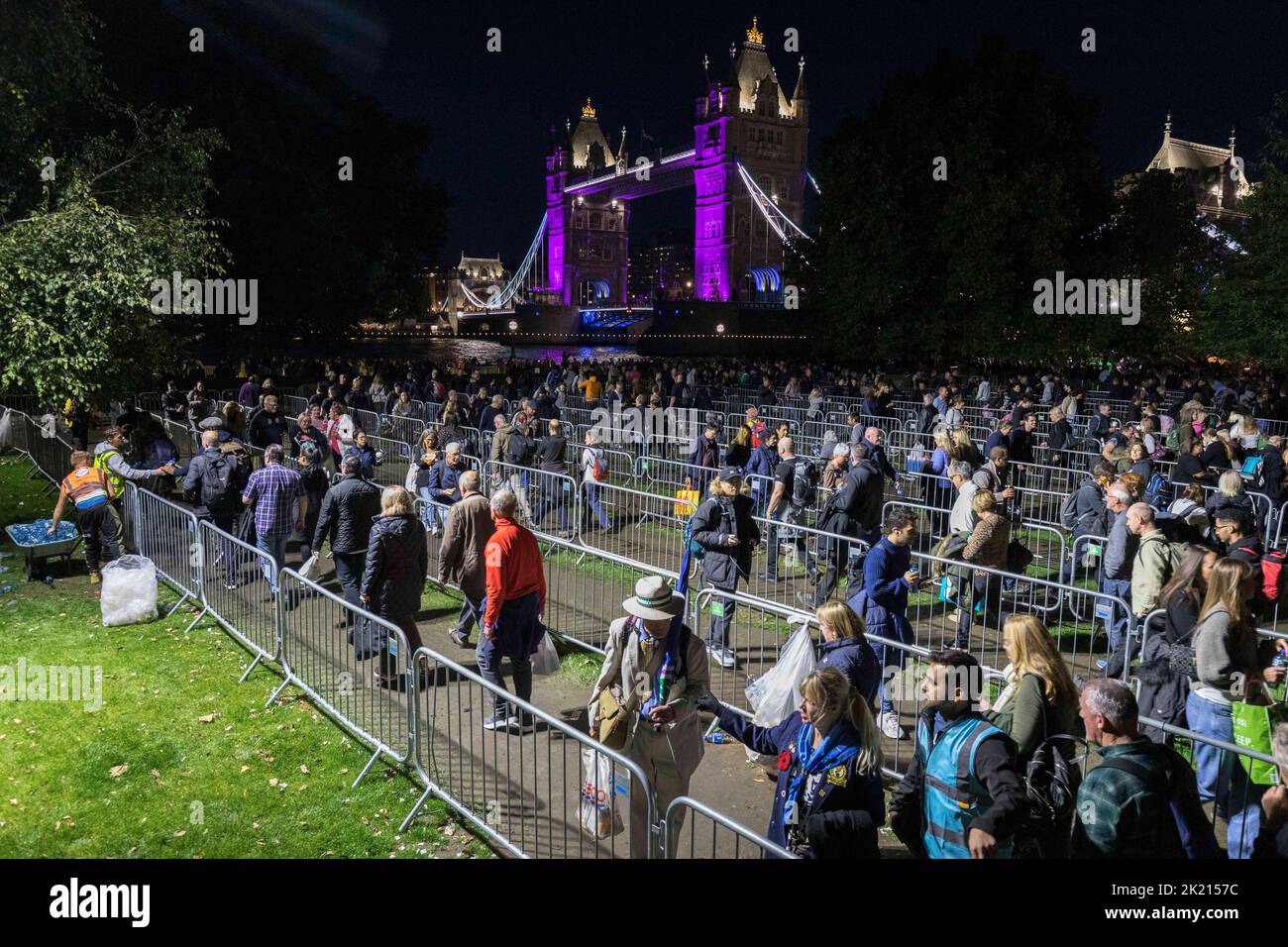 I pianatori continuano a fare la coda di notte lungo il Tamigi southbank per vedere la Regina Elisabetta II giacere nello stato nella Westminster Hall. Nella foto: Snake que Foto Stock