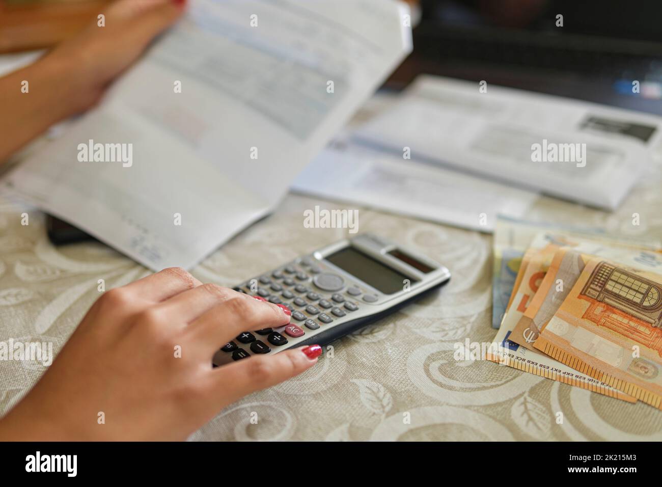 Casalinga donna calcolare energia fattura costi, spese familiari prezzo crisi Foto Stock