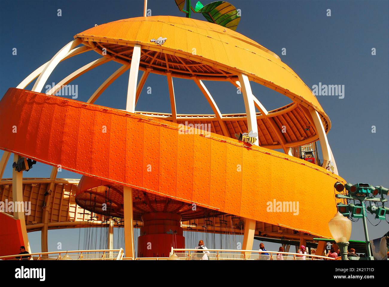 Il giro in altalena Orange Stinger invita gli ospiti a fare un giro all'interno di un grande arancio a Disneyland California Adventure Foto Stock