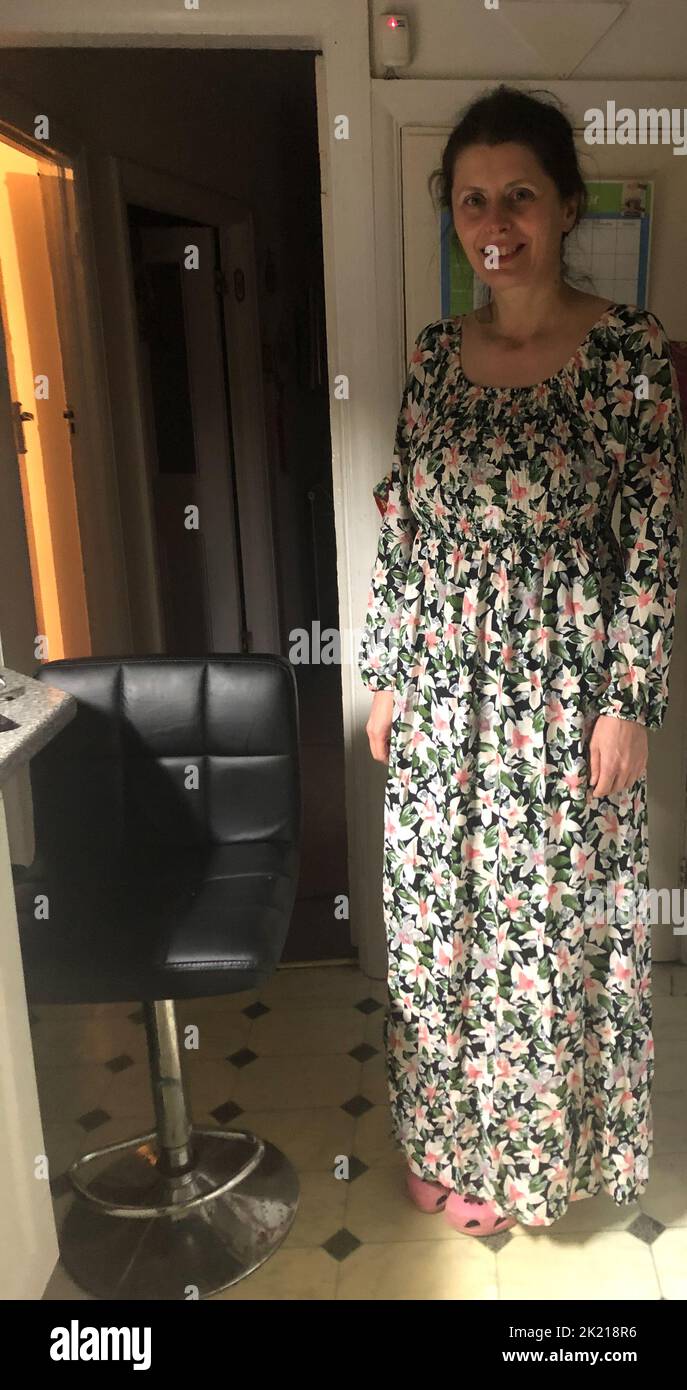 Regno Unito, Londra, Middlesex, Wembley, una donna rumena in abito domenicale per assistere al servizio locale della Chiesa. Foto Stock