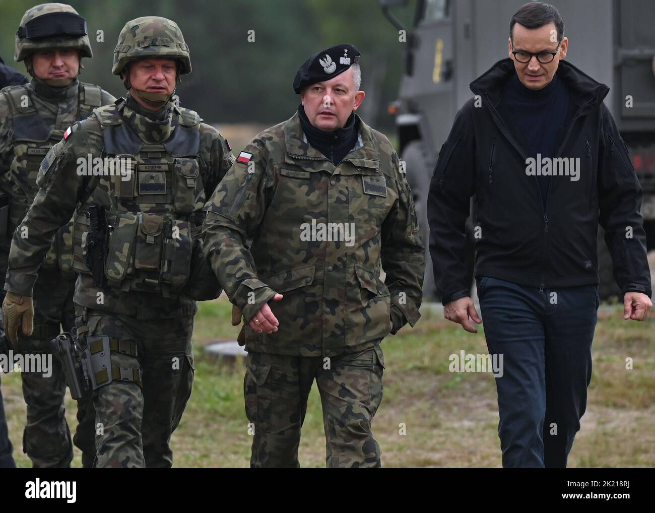 NOWA DEBA, POLONIA. 21 settembre 2022. (Sinistra-destra) il generale del brigadiere Arkadiusz Szkutnik, il comandante della 18th Divisione meccanizzata, il generale maggiore Maciej Jabłonski, l'ispettore delle forze terrestri, e Mateusz Morawiecki, il primo ministro della Polonia. Soldati polacchi, statunitensi e britannici partecipano all'esercizio militare congiunto "BEAR 22" (polacco: NIEDZWIEDZ 22) a Podkarpacie, nella Polonia orientale. Gli esercizi dureranno fino a venerdì e sono volti a rafforzare l'interoperabilità e la cooperazione con gli alleati. Credit: ASWphoto/Alamy Live News Foto Stock