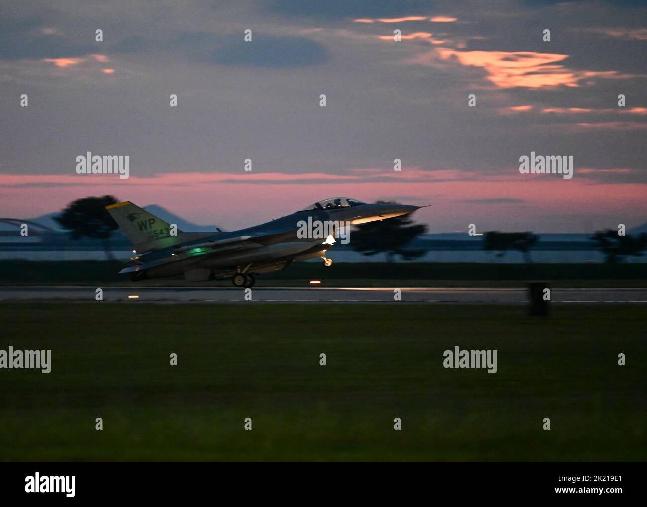 Un Falcon combattente F-16 assegnato al 80th Fighter Squadron (FS) atterra alla base aerea di Kunsan, Repubblica di Corea, il 14 settembre 2022. Il 80th FS è uno dei due squadroni da combattimento assegnati alla 8th Fighter Wing che promuove un teatro libero e aperto Indo-Pacific. (STATI UNITI Air Force foto di staff Sgt. Isaia J. Soliz) Foto Stock