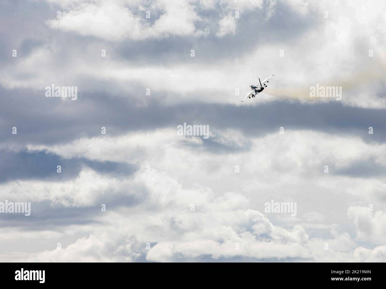 Un canadese CF-18 Hornet conduce un volo sopra durante un'esercitazione multinazionale combinata di fuoco vivo di armi come parte di Eagle 22 di giustizia il 20 settembre 2022, alla zona di addestramento di Smardan, Romania. Il nostro impegno a difendere il territorio della NATO è ironclad e continueremo a rafforzare la nostra posizione per difendere meglio i nostri alleati della NATO. (STATI UNITI Foto dell'esercito da parte del personale Sgt. Malcolm Cohens-Ashley, 2nd Brigade Combat Team Public Affairs.) Foto Stock