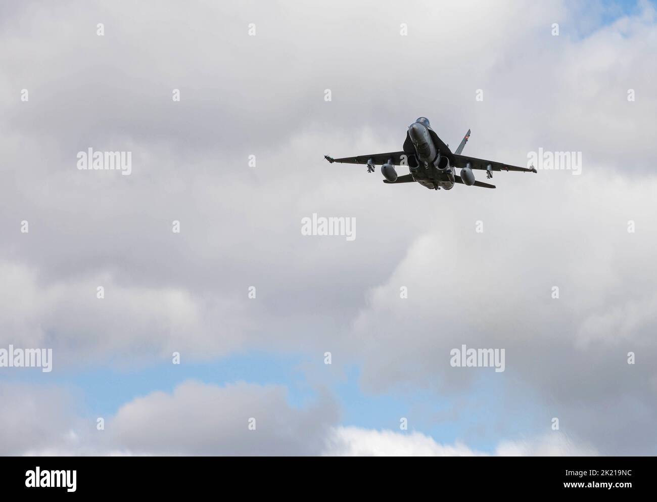 Un canadese CF-18 Hornet conduce un volo sopra durante un'esercitazione multinazionale combinata di fuoco vivo di armi come parte di Eagle 22 di giustizia il 20 settembre 2022, alla zona di addestramento di Smardan, Romania. Il nostro impegno a difendere il territorio della NATO è ironclad e continueremo a rafforzare la nostra posizione per difendere meglio i nostri alleati della NATO. (STATI UNITI Foto dell'esercito da parte del personale Sgt. Malcolm Cohens-Ashley, 2nd Brigade Combat Team Public Affairs.) Foto Stock