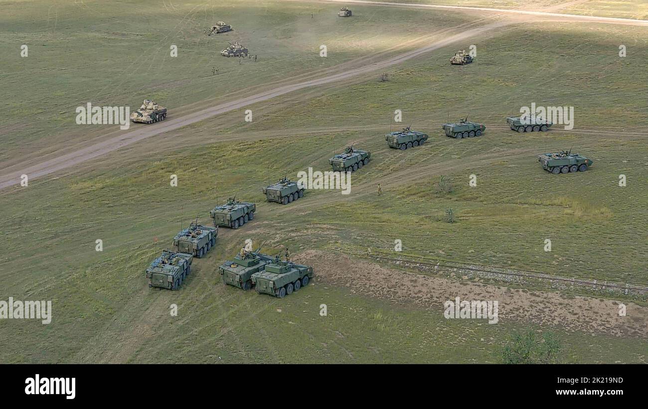 I veicoli da combattimento Bradley assegnati ad Alpha Company, 1st battaglione, 8th reggimento di fanteria, 3rd squadra di combattimento delle Brigate Armorate, 4th divisione di fanteria e Pandur II i veicoli da combattimento assegnati al contingente militare portoghese conducono un'esercitazione multinazionale combinata di armi da fuoco come parte di Justice Eagle 22 il 20 settembre 2022, Presso la zona di addestramento di Smardan, Romania. 1-8in nell'ambito del 101st, V Corps continuerà ad impegnarsi inarrestabile nei confronti dell'Europa e degli alleati della NATO. (Foto del contingente militare portoghese.) Foto Stock