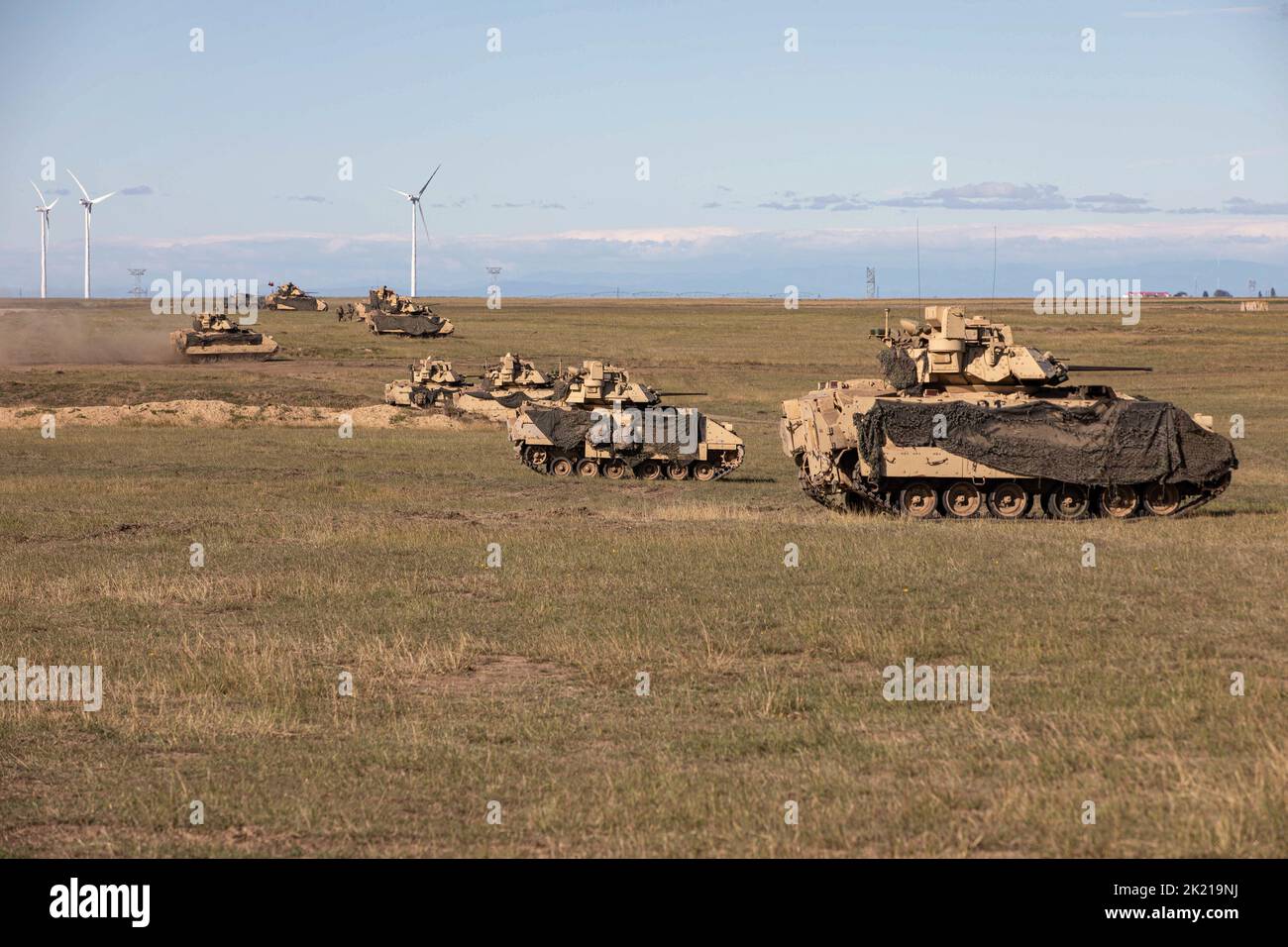 I soldati assegnati alla Alpha Company, 1st battaglione, 8th reggimento di fanteria, 3rd squadra di combattimento della Brigata Armorata, 4th divisione di fanteria e partner e alleati della NATO conducono un'esercitazione multinazionale combinata di armi dal fuoco vivo come parte di Justice Eagle 22 il 20 settembre 2022, presso la Smardan Training Area, Romania. 1-8in nell'ambito del 101st, V Corps continuerà ad impegnarsi inarrestabile nei confronti dell'Europa e degli alleati della NATO. (STATI UNITI Foto dell'esercito da parte del personale Sgt. Malcolm Cohens-Ashley, 2nd Brigade Combat Team Public Affairs.) Foto Stock