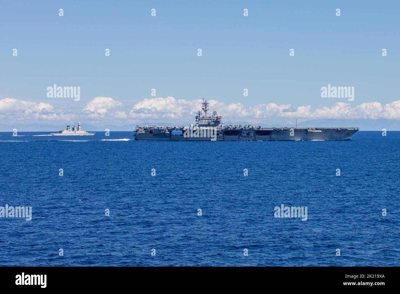 220919-N-TC847-1195 MARE ADRIATICO (SETT. 19, 2022) la portaerei di classe Nimitz USS George H.W. Bush (CVN 77) veleggia in formazione con il missile guidato di classe Ticonderoga USS Leyte Gulf (CG 55) e il cacciatorpediniere italiano di classe orizzonte IL CAIO Duilio (D 554) durante le operazioni congiunte nel Mare Adriatico, 19 settembre 2022. The George H.W. Bush Carrier Strike Group è in fase di implementazione pianificata nell'area operativa delle forze navali statunitensi in Europa, impiegata dalla U.S. Sesta flotta per difendere gli interessi degli Stati Uniti, degli alleati e dei partner. (STATI UNITI Foto Navy di Mass Communication Specialist 2nd Class Christine Mon Foto Stock
