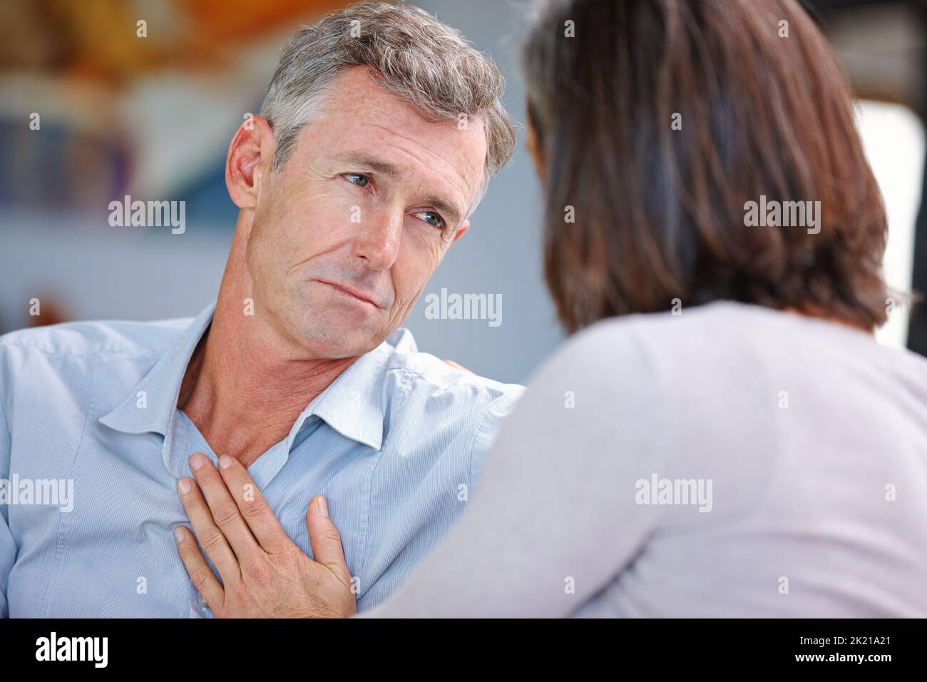 HES sta attraversando una crisi di metà vita. Donna che consola il marito a casa. Foto Stock
