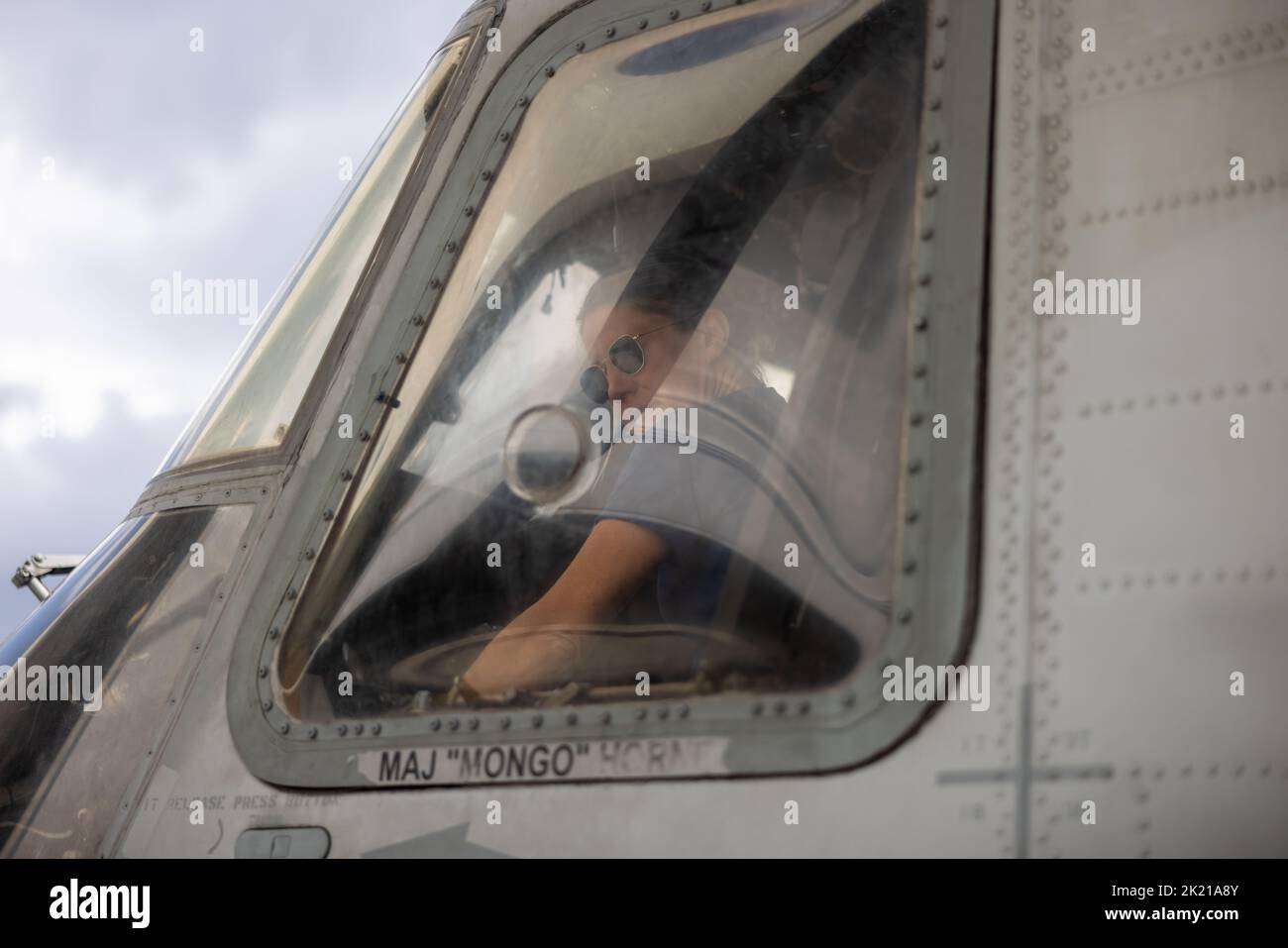 I membri del Defense Science Study Group ricevono un breve resoconto da un Marine statunitense con 2nd Marine Aircraft Wing sulle capacità del MV-22B Osprey e CH-53E Super Stallion, presso la Marine Corps Air Station New River, North Carolina, 19 settembre 2022. Durante la loro visita, i membri hanno ricevuto un tour di varie unità subordinate II MEF per acquisire una migliore comprensione dell'organizzazione, delle capacità e delle operazioni del corpo Marino. I membri del DSSG includono accademie scientifiche e ingegneristiche provenienti da tutti gli Stati Uniti, ed è un programma finanziato dalla Defense Advanced Research Projects Agency e diretto dalla Foto Stock