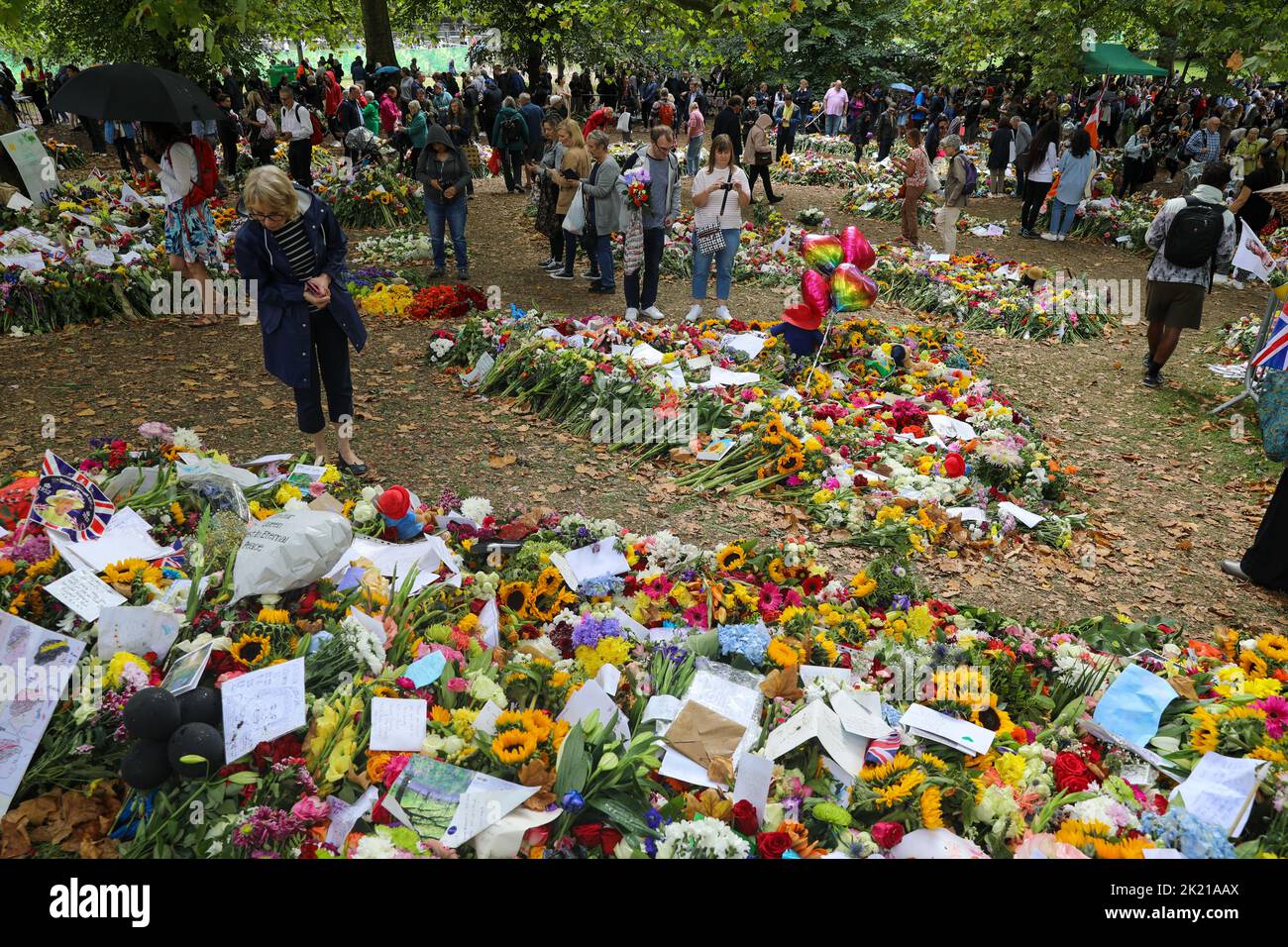 13th settembre 2022, i lutto lasciano tributi alla regina Elisabetta II in un Memorial Garden a Green Park, Londra, dopo che morì pacificamente a Balmoral ag Foto Stock