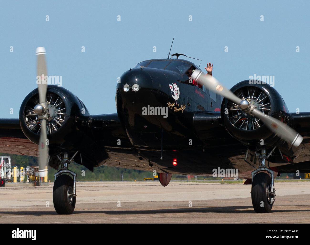 VIRGINIA BEACH, Virginia (settembre 17, 2022)- Matt Younkin, un pilota di aerei aerobici, si esibiva da un Twin Beech 18 durante l'Oceana Air Show 2022 della Naval Air Station (NAS). Il tema del NAS Oceana Air Show è stato "Back to the Beach", in quanto sono passati due anni dall'ultima esibizione. (STATI UNITI Foto Navy di Mass Communication Specialist 3rd Classe Stephen B. Sullins) Foto Stock