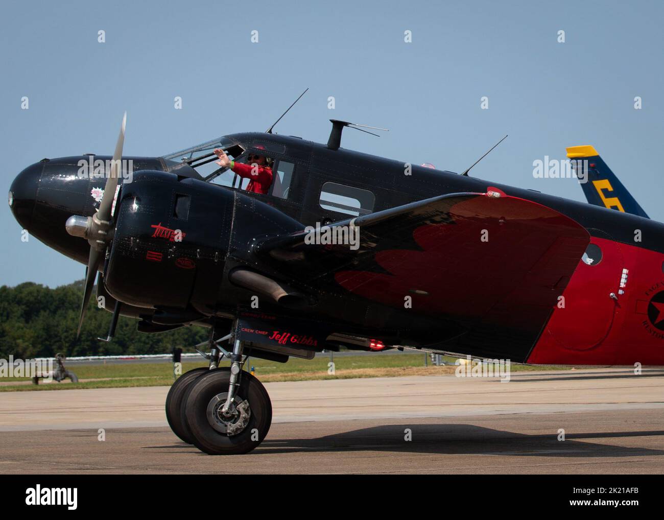 VIRGINIA BEACH, Virginia (settembre 17, 2022)- Matt Younkin, un pilota di aerei aerobici, si esibiva da un Twin Beech 18 durante l'Oceana Air Show 2022 della Naval Air Station (NAS). Il tema del NAS Oceana Air Show è stato "Back to the Beach", in quanto sono passati due anni dall'ultima esibizione. (STATI UNITI Foto Navy di Mass Communication Specialist 3rd Classe Stephen B. Sullins) Foto Stock