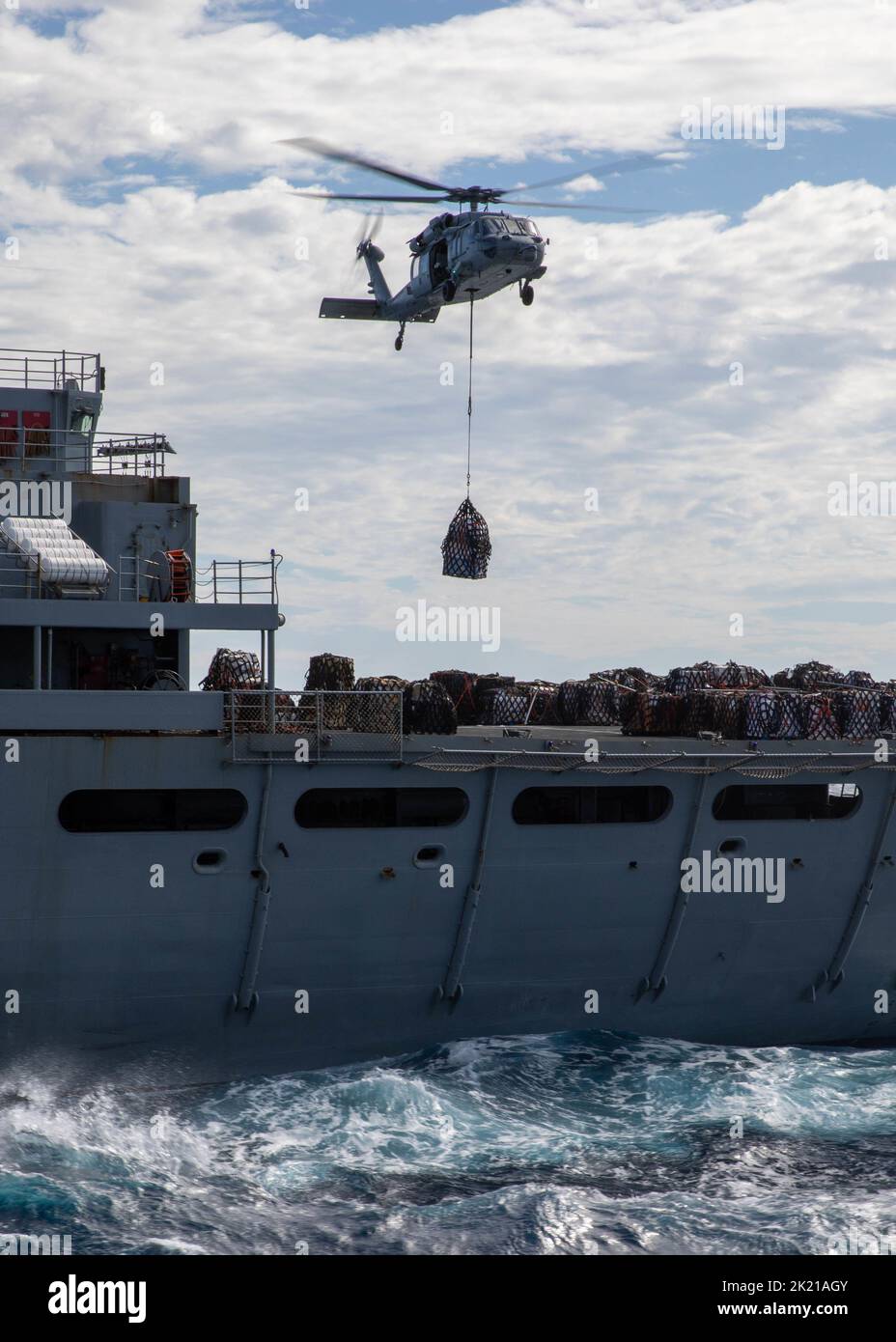 220920-N-ET093-1087 MARE ADRIATICO (SETT. 20 2022) un elicottero MH-60s Nighthawk, attaccato all'elicottero Sea Combat Squadron (HSC) 5, sposta il carico dalla nave di supporto di combattimento veloce USNS Arctic (T-AOE 8) alla portaerei di classe Nimitz USS George H.W. Bush (CVN 77) durante un rifornimento in mare, 20 settembre 2022. Carrier Air Wing (CVW) 7 è la componente offensiva di Carrier Strike Group 10 e George H.W. Gruppo di riscontro supporto boccola (GHWBCSG). Gli squadroni del CVW-7 sono Strike Fighter Squadron (VFA) 86, VFA-103, VFA-136, VFA-143, Carrier Airborne Early Warning Squadrer Foto Stock