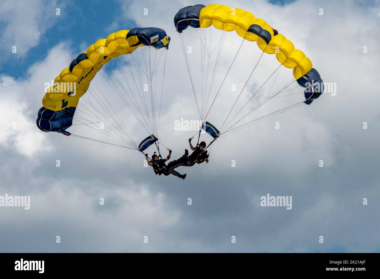 220918-N-AV609-1220 VIRGINIA BEACH, Virginia (settembre 18, 2022) i membri della squadra del paracadute della Marina degli Stati Uniti scivolano in tandem al Naval Air Station Oceana Air Show. Il NAS Oceana Air Show è un'opportunità per la Marina di mostrare il passato, il presente e il futuro dell'aviazione navale. (STATI UNITI Foto Navy di Mass Communication Specialist 3rd Classe Noah J. Eidson) Foto Stock