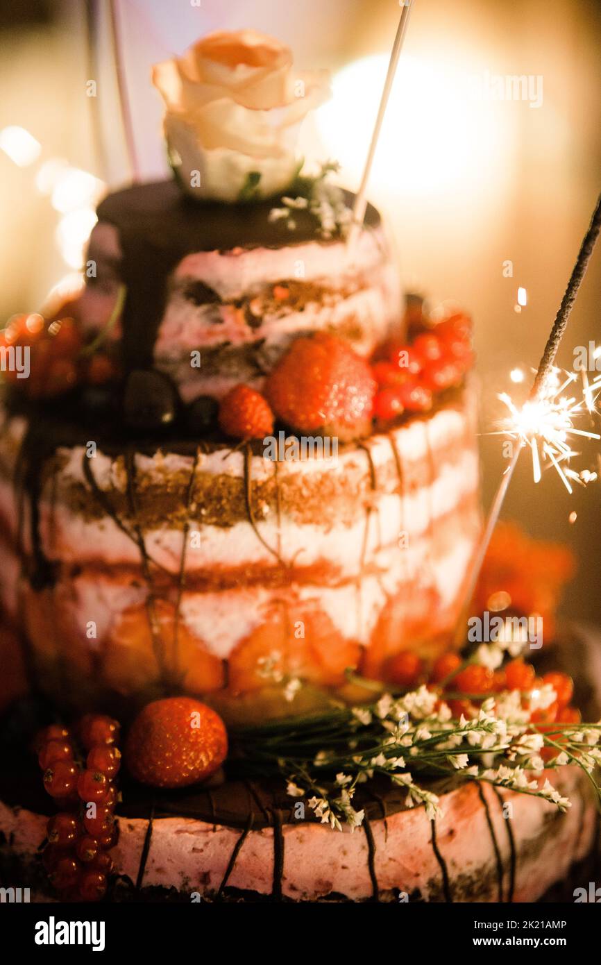 Un primo piano di una deliziosa torta nuziale Foto Stock