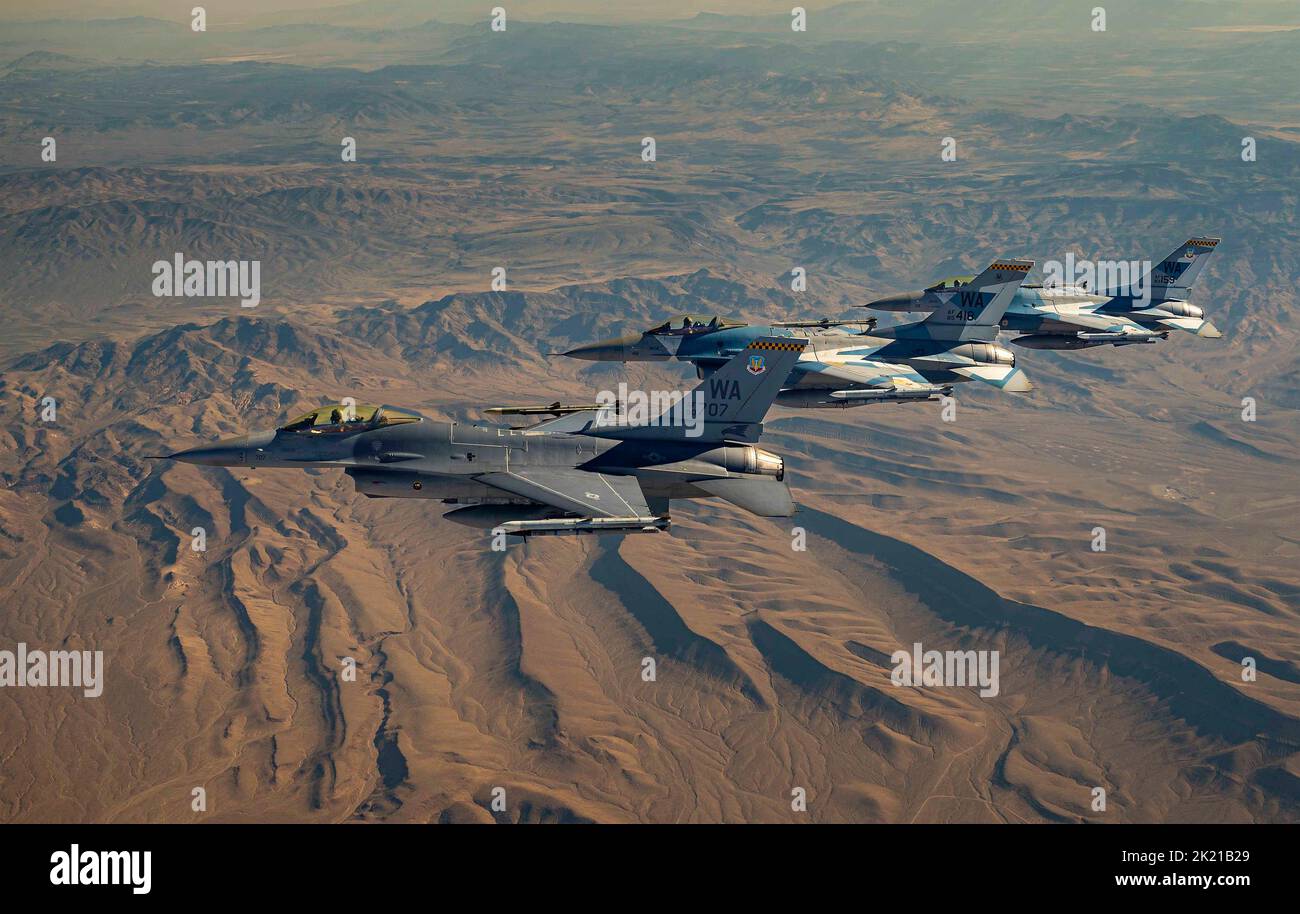 Nellis Air Force base, Stati Uniti. 01 Settembre 2022. Nellis Air Force base, Stati Uniti. 01 Settembre 2022. US Air Force F-16 Fighting Falcon i caccia a getto Falcon il 64th Aggressor Squadron, volare in formazione durante una missione di allenamento di routine al Nevada Test and Training Range, 1 settembre 2022, nella base dell'aeronautica militare di Nellis, Nevada. Il programma Aggressor insegna le manovre di combattimento aereo anche chiamato combattimento con cani. Foto Stock