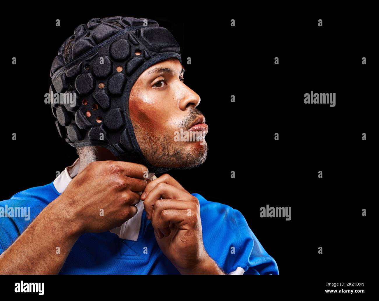 Rugby, il gioco dei lividi. Un giovane giocatore di rugby in studio. Foto Stock