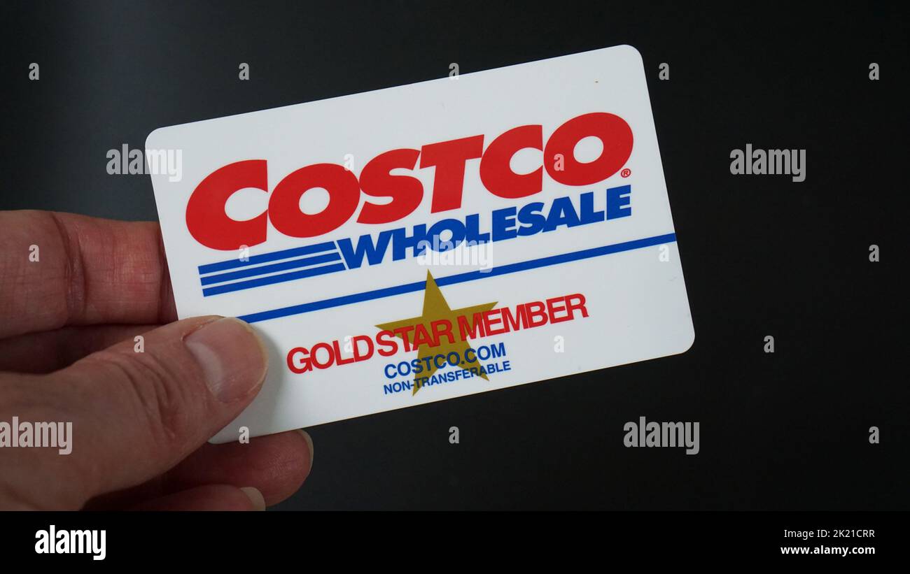 La carta d'iscrizione Costco Gold Star è tenuta su sfondo nero. Foto Stock