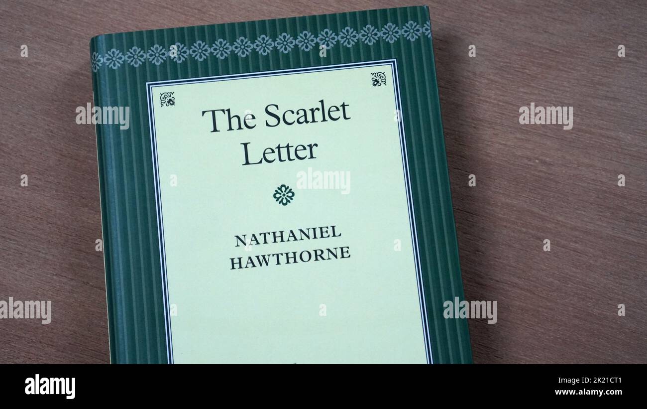 Una copia del libro classico The Scarlet Letter di Nathaniel Hawthorne. Foto Stock