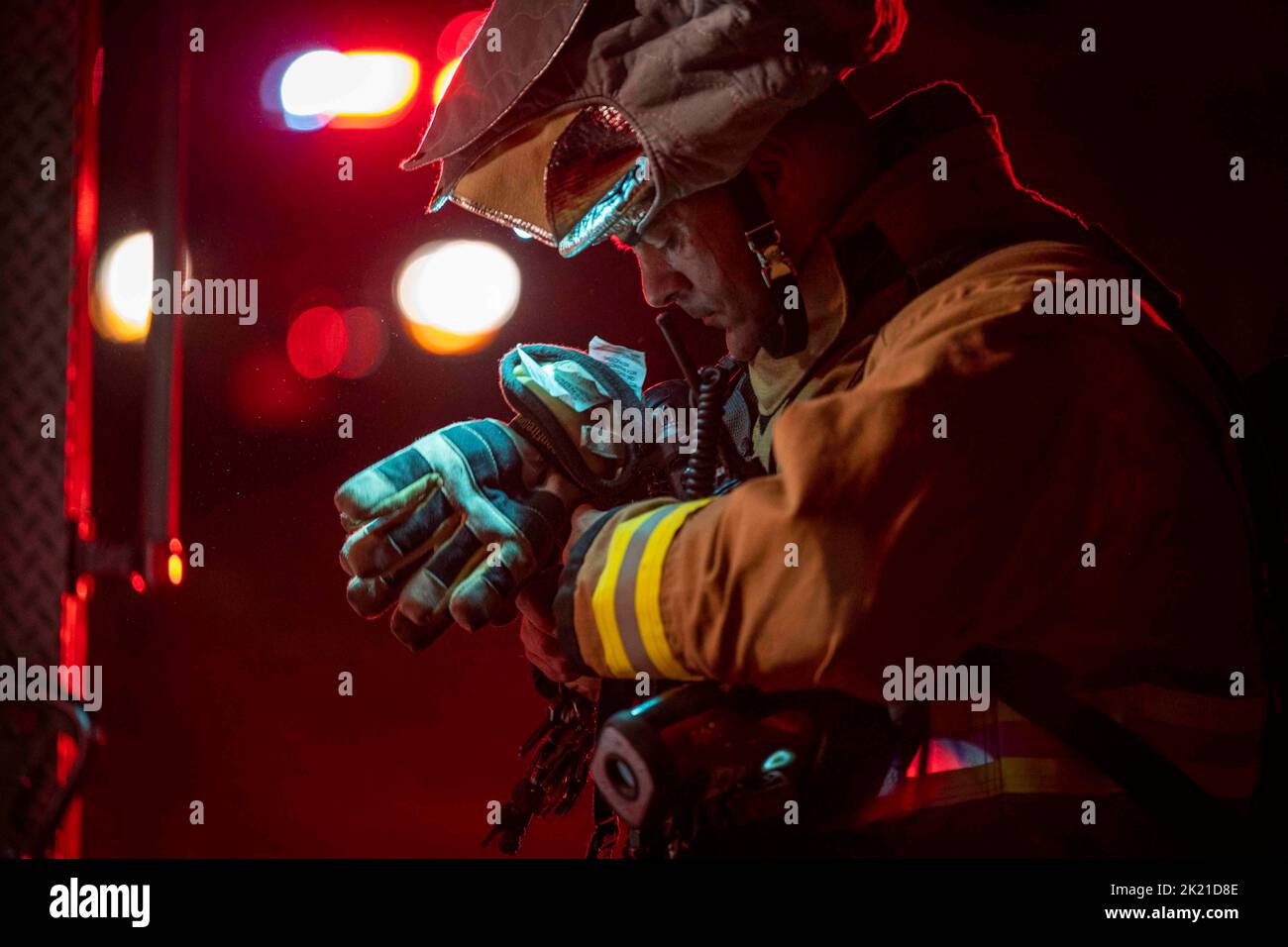 Base aerea Osan, Corea del Sud. 14th Set, 2022. Personale dell'aeronautica degli Stati Uniti Sgt. Larry Mciver, il pompiere 51st dell'ingegnere civile Squadron, rimuove il suo equipaggiamento dopo uno scenario di addestramento antincendio presso Osan Air base, Repubblica di Corea, Septembert. 14, 2022. McIver e altri vigili del fuoco sono stati valutati sulla loro capacità di salvare una vittima simulata in modo tempestivo ed efficiente. Credit: US Air Force/ZUMA Press Wire Service/ZUMAPRESS.com/Alamy Live News Foto Stock