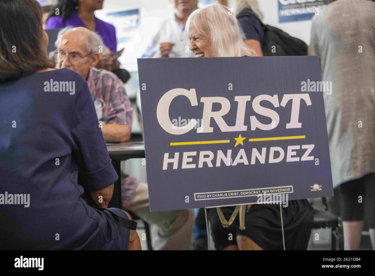 Orlando, Florida, Stati Uniti. 20th Set, 2022. Karla Hernandez, candidato democratico della Florida al governatore tenente, parla agli elettori del ristorante Dexter's Birdland di Orlando, martedì 20 settembre 2022. (Credit Image: © Dominic Gwinn/ZUMA Press Wire) Foto Stock