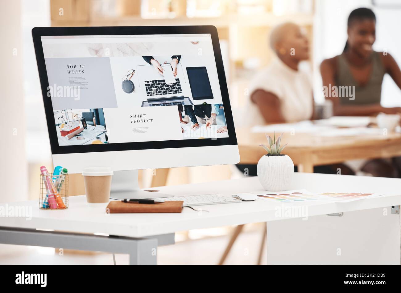 Grafica, sito web e marketing con uno schermo per la campagna pubblicitaria su un computer in un ufficio creativo. Designer, brand ed editor in un Foto Stock