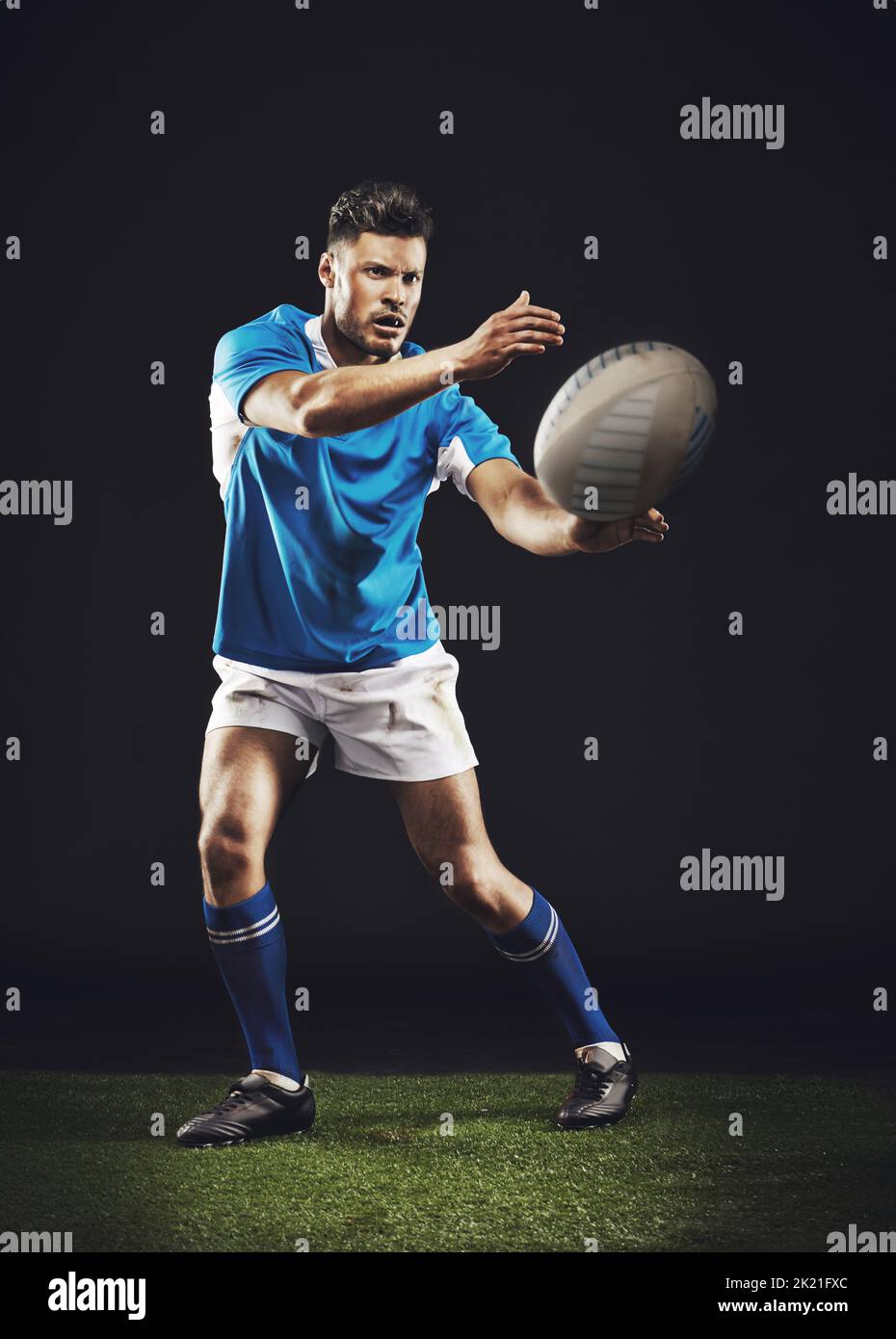 È tutto su come si gioca il gioco. Ripresa in studio di un giovane giocatore di rugby sul campo. Foto Stock