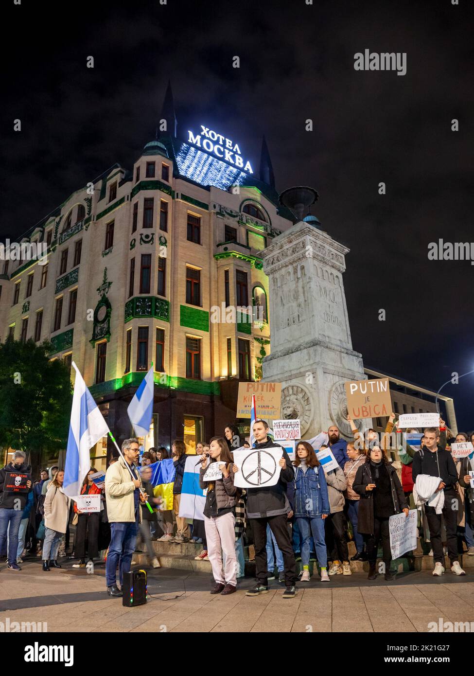 Immagine di un gruppo di manifestanti a Belgrado, Serbia, che protestano di notte contro la mobilitazione di soldati e di rese da parte di Vladimir Putin in Russia Foto Stock