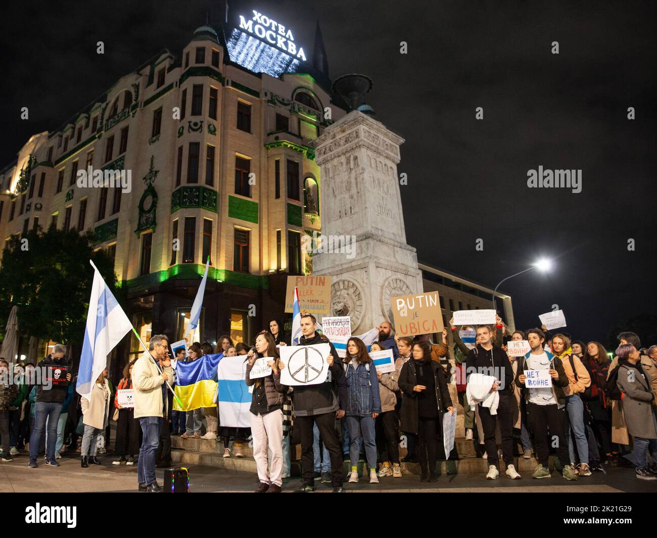 Immagine di un gruppo di manifestanti a Belgrado, Serbia, che protestano di notte contro la mobilitazione di soldati e di rese da parte di Vladimir Putin in Russia Foto Stock