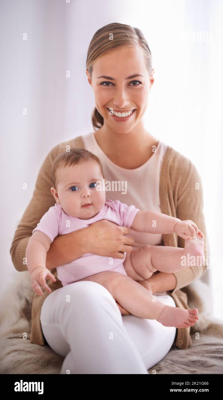 Theres nessun legame più forte. Ritratto di una giovane madre che si lega con la sua bambina a casa. Foto Stock