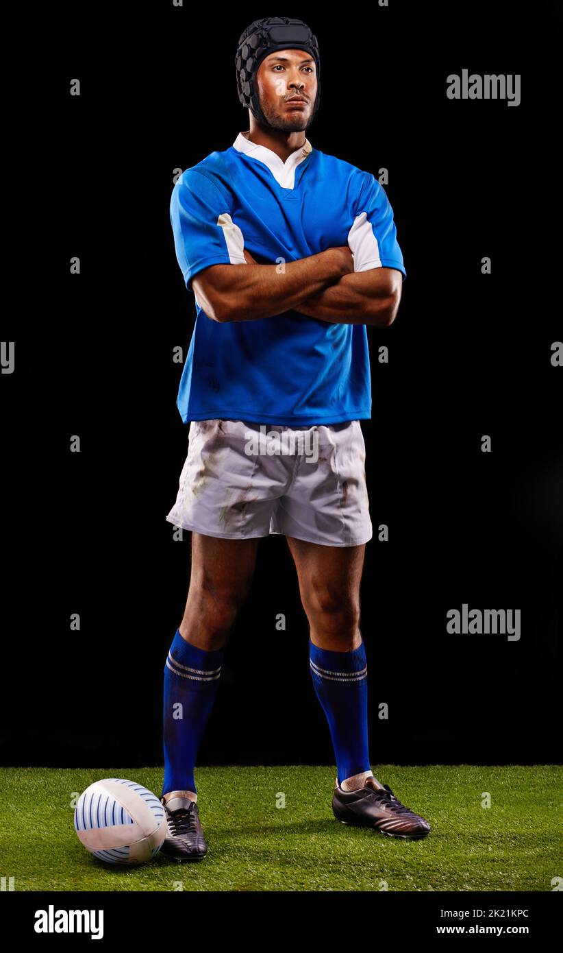 Il gioco non è finito fino alla sua fine. Un giovane giocatore di rugby sul campo. Foto Stock