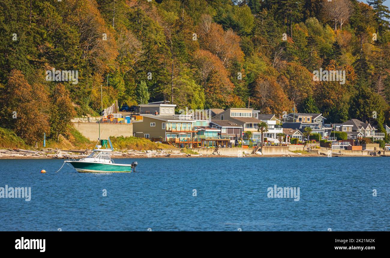Case colorate sulla riva dell'oceano circondate dal fogliame autunnale nella Columbia Britannica. Destinazione di viaggio in Canada paesaggio paesaggio di autunno. Città Foto Stock