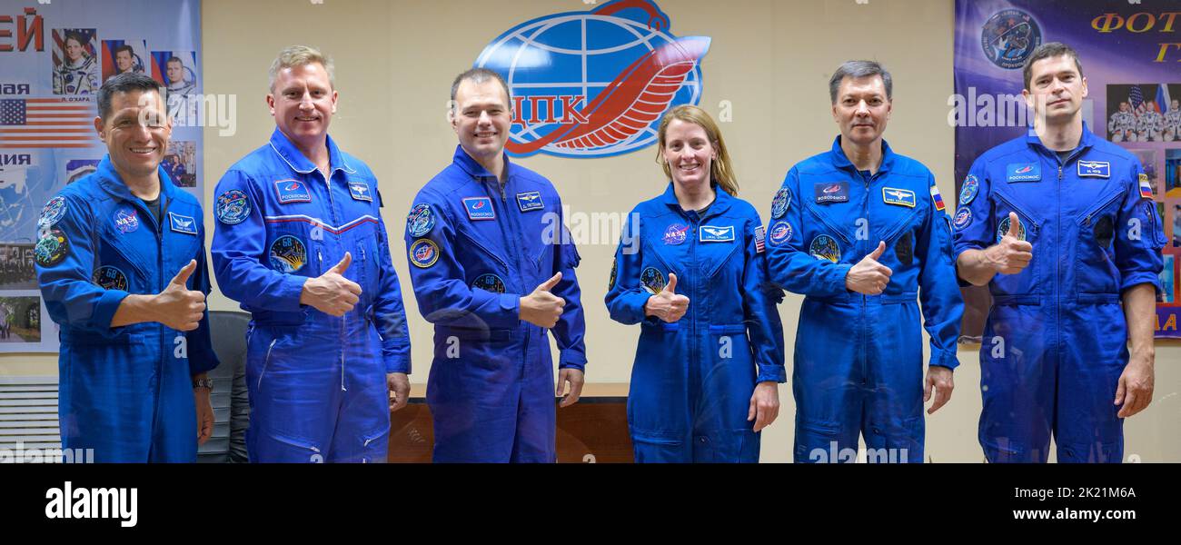 Spedizione 68 astronauta Frank Rubio della NASA, a sinistra, cosmonauti Sergey Prokopyev e Dmitri Petelin di Roscosmos, insieme a Expedition 68 membri dell'equipaggio di riserva Loral o'Hara della NASA, Oleg Kononenko e Nikolai Chub di Roscosmos, a destra, sono visti in quarantena, dietro vetro, alla conclusione di una conferenza stampa, martedì 20 settembre. 2022, presso il Cosmonaut Hotel a Baikonur, Kazakistan. Rubio, Prokopyev e Petelin saranno lanciati alla Stazione spaziale Internazionale a bordo della navicella spaziale Soyuz MS-22 il 21 settembre 2022. Credito obbligatorio: Bill Ingalls/NASA via CNP /MediaPunch Foto Stock