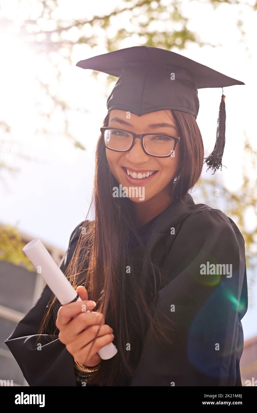 Fiero del suo raggiungimento. Ritratto di una bella studentessa con certificato di laurea. Foto Stock