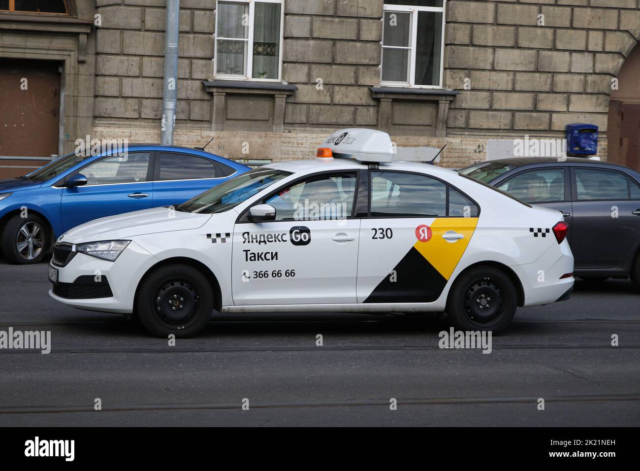 Un taxi della compagnia Yandex Taxi trasporta passeggeri nel centro di San Pietroburgo dopo l'annuncio di una parziale mobilitazione della popolazione. Il presidente russo Vladimir Putin ha annunciato una parziale mobilitazione in Russia, il relativo decreto è già stato firmato. Il ministro della Difesa Sergei Shoigu ha detto che coprirà 300 mila persone e inizia il 21 settembre. Il decreto presidenziale afferma che la mobilitazione è effettuata in conformità alla legge "sulla mobilitazione, formazione e mobilitazione nella Federazione russa”. Secondo questa legge, i cittadini che sono in reser Foto Stock