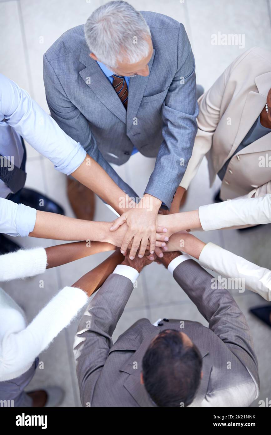 Unità di affari. Un gruppo dei colleghi con le loro mani in una huddle. Foto Stock