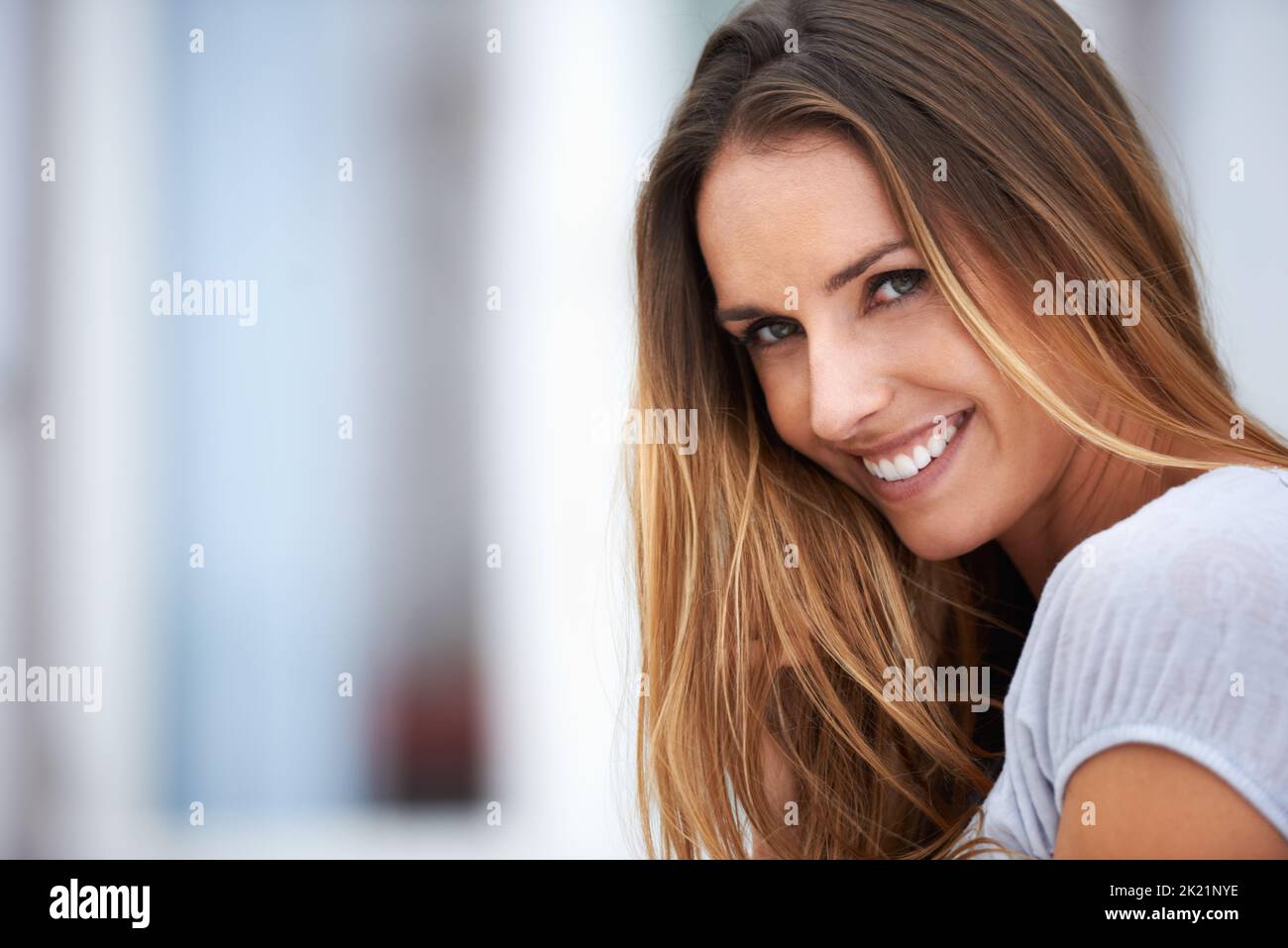 Fai il tuo tipo di felicità. Ritratto di una bella giovane donna sorridente alla fotocamera mentre si siede fuori. Foto Stock