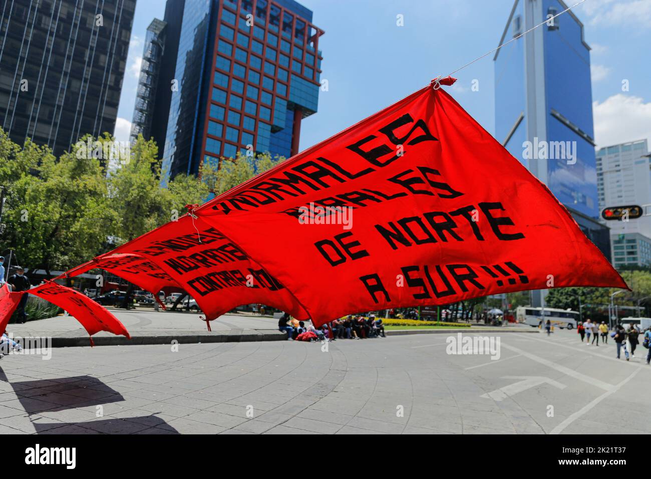 Città del Messico, Messico. 20th Set, 2022. Gli striscioni si appendono attraverso Paseo de la Reforma Avenue. Gli studenti delle normali scuole rurali effettuano un blocco sul viale Paseo de la Reforma e sul viale Insurgentes che è durato più di 24 ore per chiedere il licenziamento del consiglio di amministrazione della Scuola normale Rurale 'Carmen Serdan' a Teteles, Puebla, presumibilmente a causa della privatizzazione della scuola e dell'espulsione di tre compagni di sesso femminile. Credit: SOPA Images Limited/Alamy Live News Foto Stock