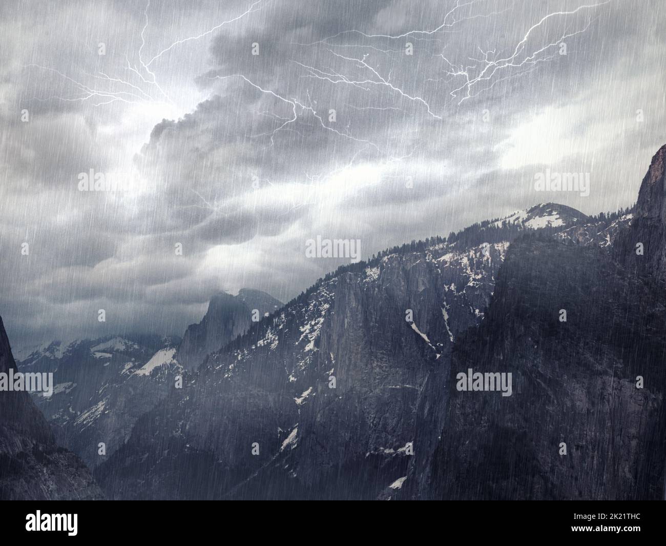 Madre natura umore. Un paesaggio di montagna avvolto in una tempesta. Foto Stock